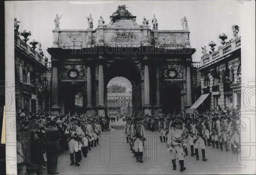 Press Photo King Stanisla&#39;s guards parading on Stanislas Square Lorraine - Historic Images