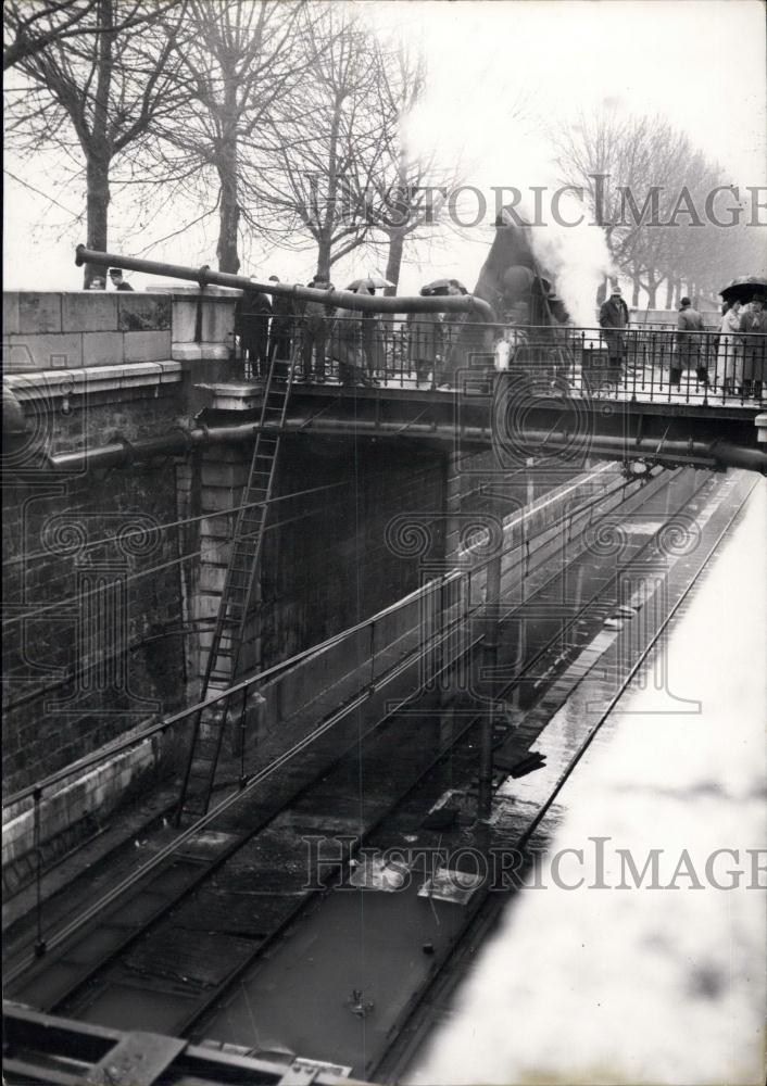 1955 Press Photo Seine Still Rises In Paris more flooding - Historic Images