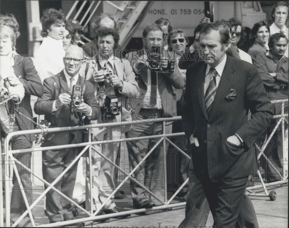 1975 Press Photo John Stonehouse at London Airport - Historic Images