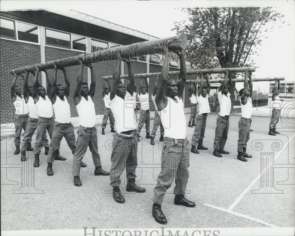 1971 Press Photo Men of the Ghana Army Lumbering Up at Aldershot 2nd batt/Air - Historic Images