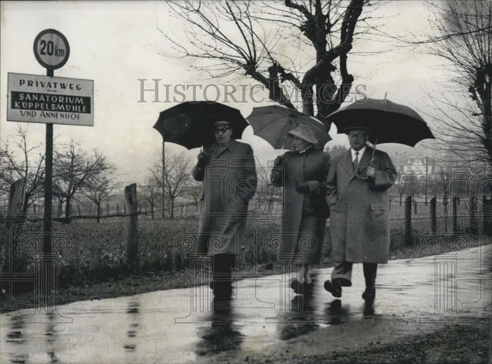 1956 Press Photo German Opposition Leader Erich Ollenh Auer Vacation Bad Orb - Historic Images