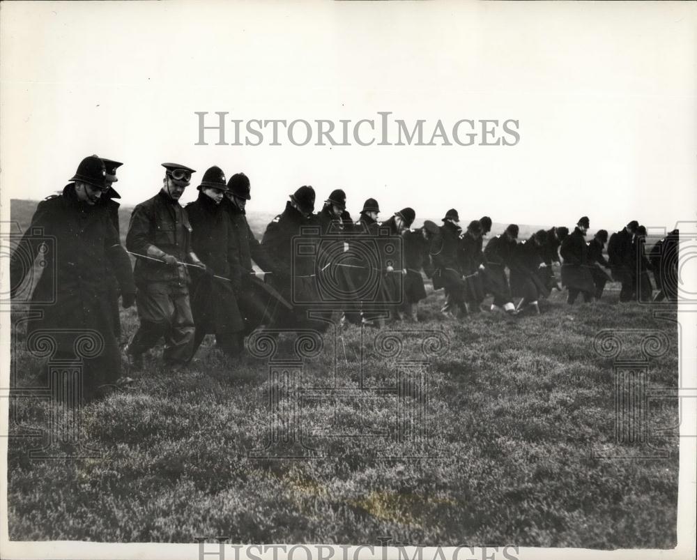 1957 Press Photo Moorland Search for Murder Weapon Of Sydney John Dunn - Historic Images