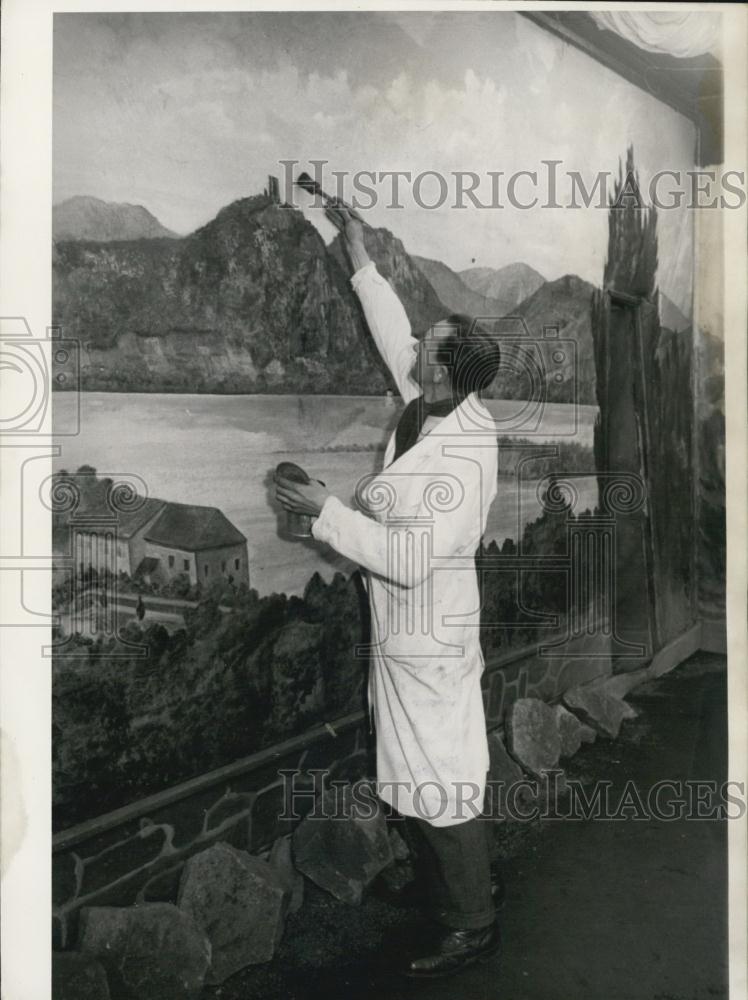 Press Photo Man Painting River Rhine Mural Movable Photo Scene - Historic Images