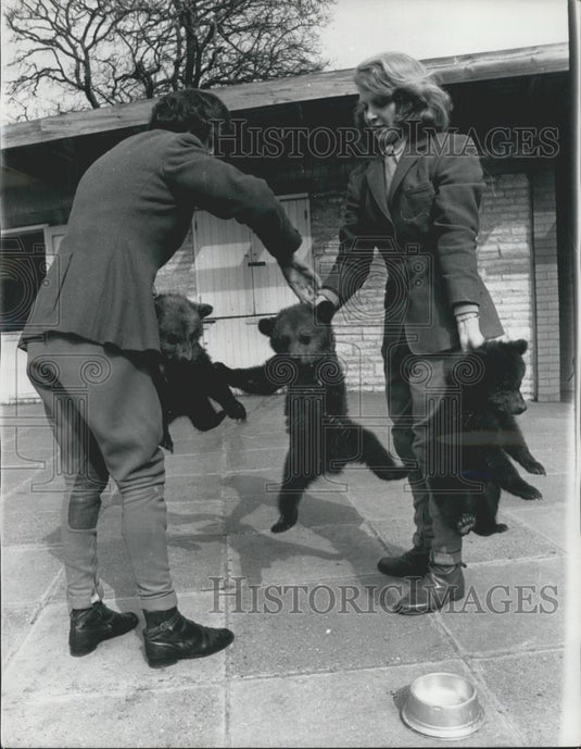 1965 Press Photo Whipsnade Zoo, Sandra Stanley and Pat Sumpner,& bear cubs - Historic Images
