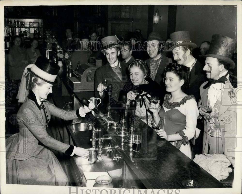 Press Photo Ann Crawford and Company Move to the Princes Theatre - Historic Images