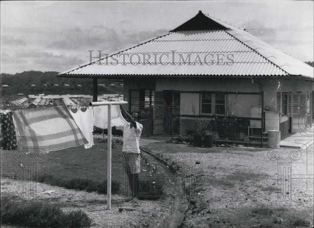 Press Photo Native housboy doing the laundry - Historic Images