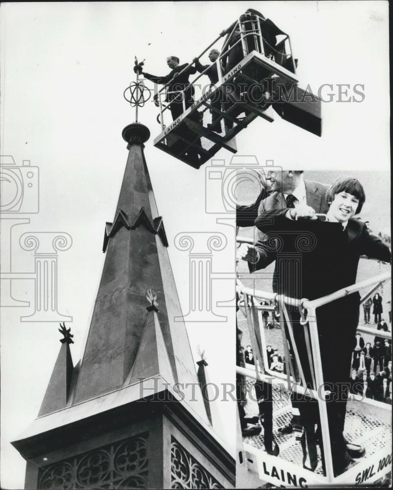 1981 Press Photo Nicholas Tinworth  & rebuilt spire at Bedford school - Historic Images