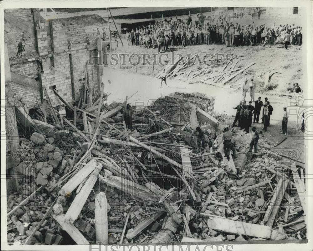 1958 Press Photo Building Under Construction Collapses In Rome - Historic Images