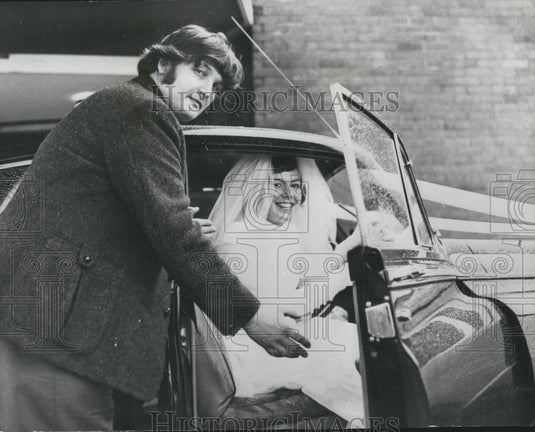 1974 Press Photo Jill Yeo & chauffer Richard Debenham - Historic Images