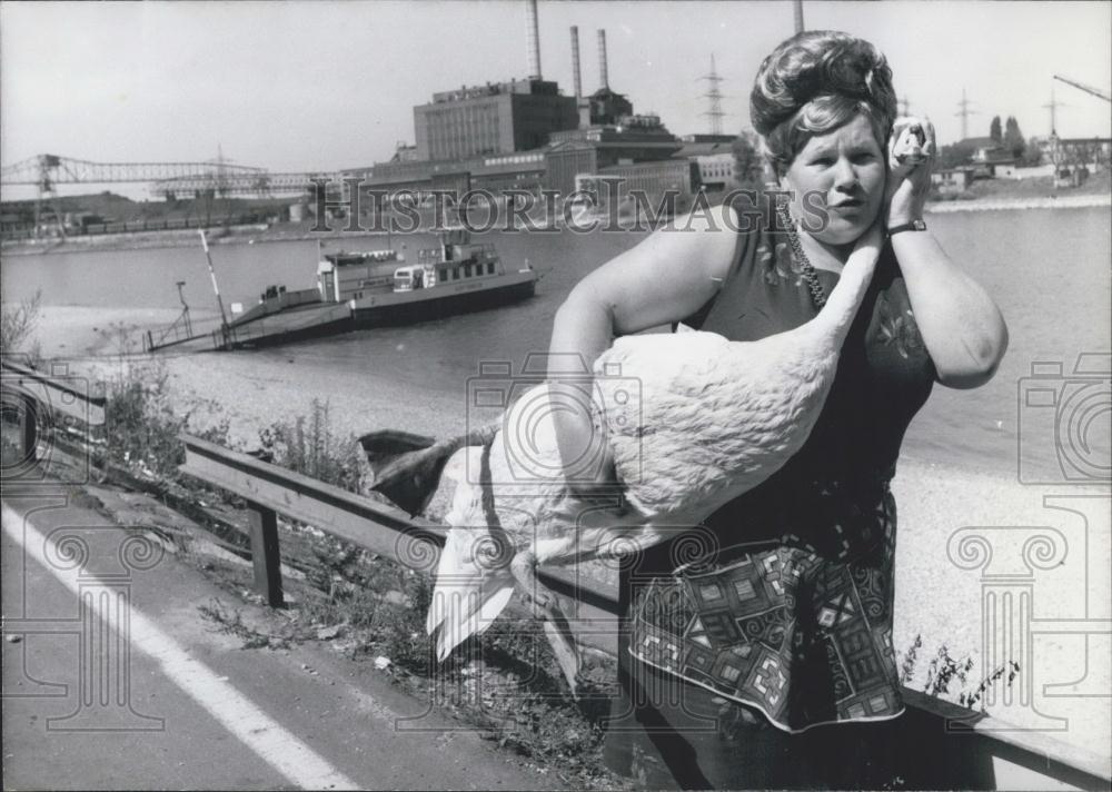 Press Photo Hansi Swan With Caretaker Waitress Eleen Muller - Historic Images