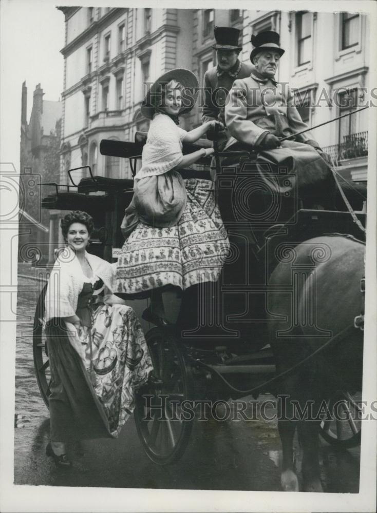 1952 Press Photo Chelsea Antique Fair Stage coach London Joyce Franchi - Historic Images