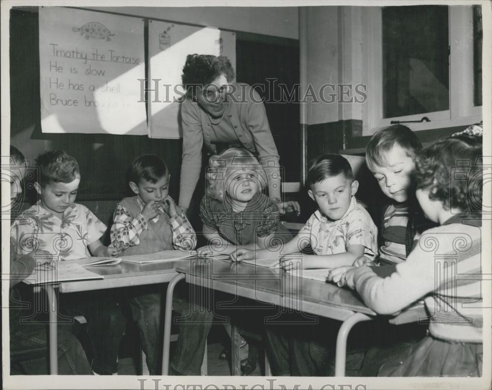 1952 Press Photo Jean Richardson Teacher Charles Parson Jere Porter Suiontek - Historic Images