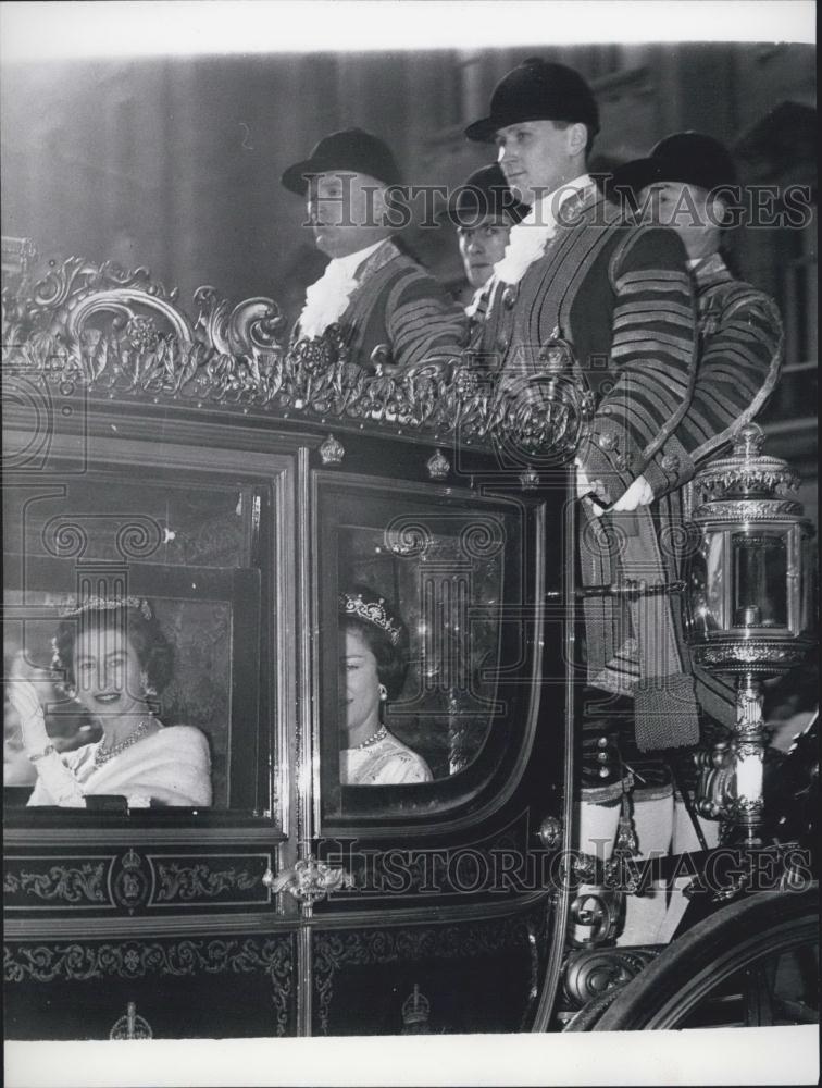 1964 Press Photo H.M the queen seen when she left Buckingham palace - Historic Images