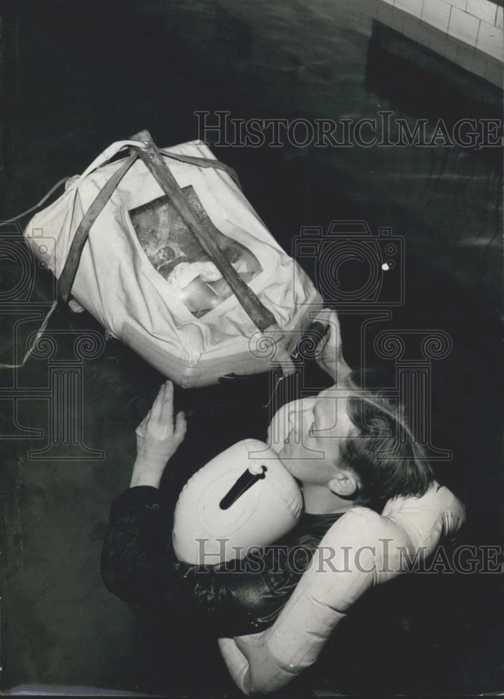 Press Photo Inflatable Baby Cot Rescue Device, Lieutenant J. King, Susan King - Historic Images