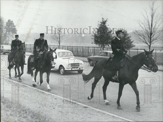 1968 Press Photo Police Patrolling Vincennes Wood Paris Outskirts - Historic Images