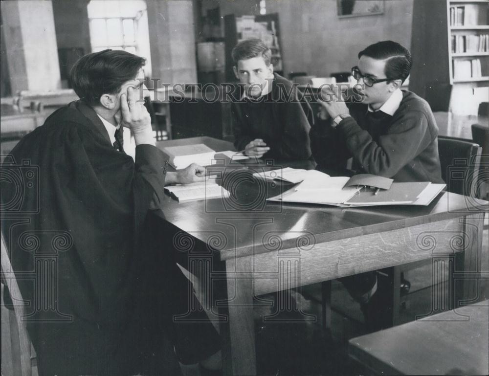 Press Photo Atlantic College Students Studying At Library Table - Historic Images
