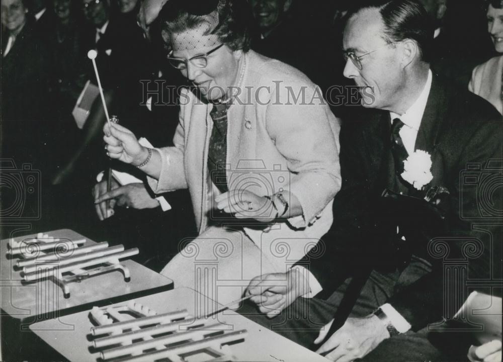 1965 Press Photo Queen Juliana Prince Bernhard Playing Xylophone Uddel Visit - Historic Images