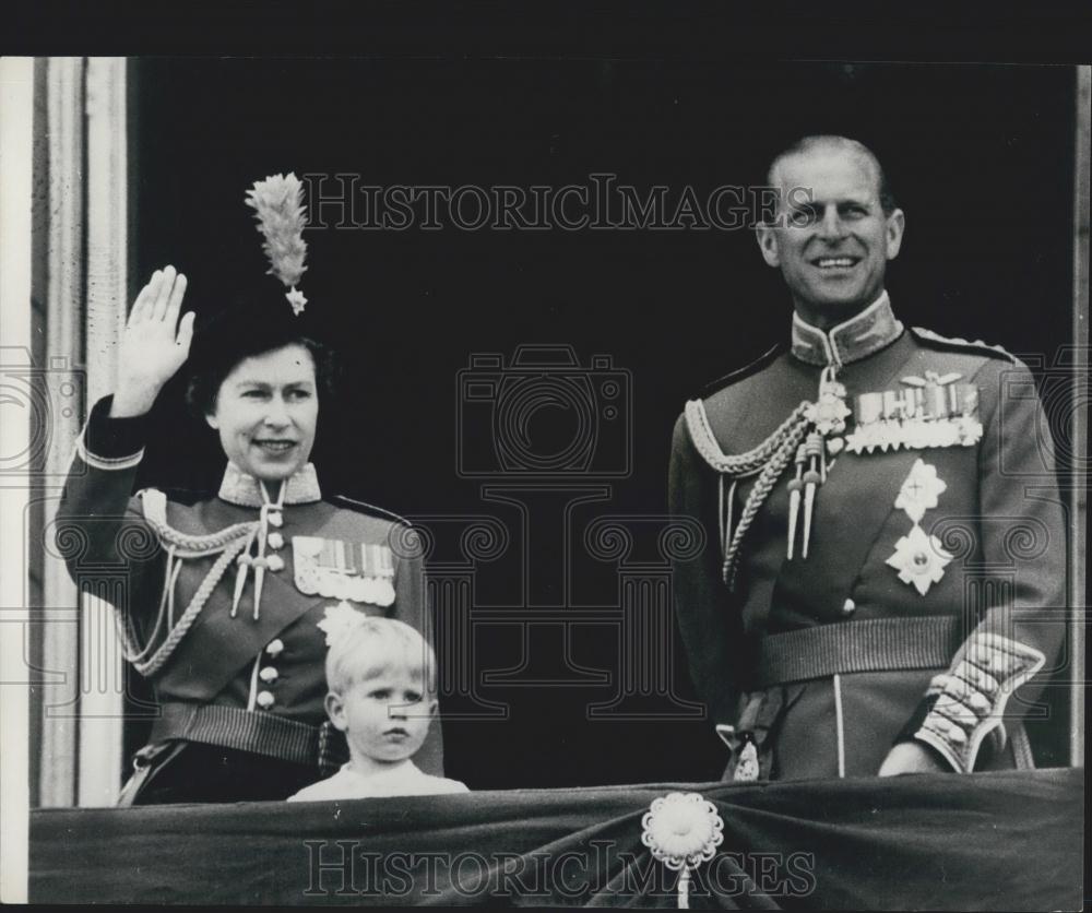 1966 Press Photo Queen &amp; Prince Philip Wave to Crowd Outside Buckingham Palace - Historic Images