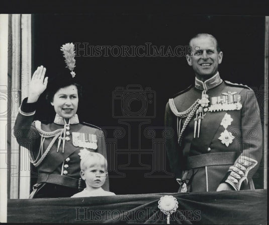 1966 Press Photo Queen & Prince Philip Wave to Crowd Outside Buckingham Palace - Historic Images