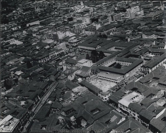 Press Photo center of Quito - Historic Images