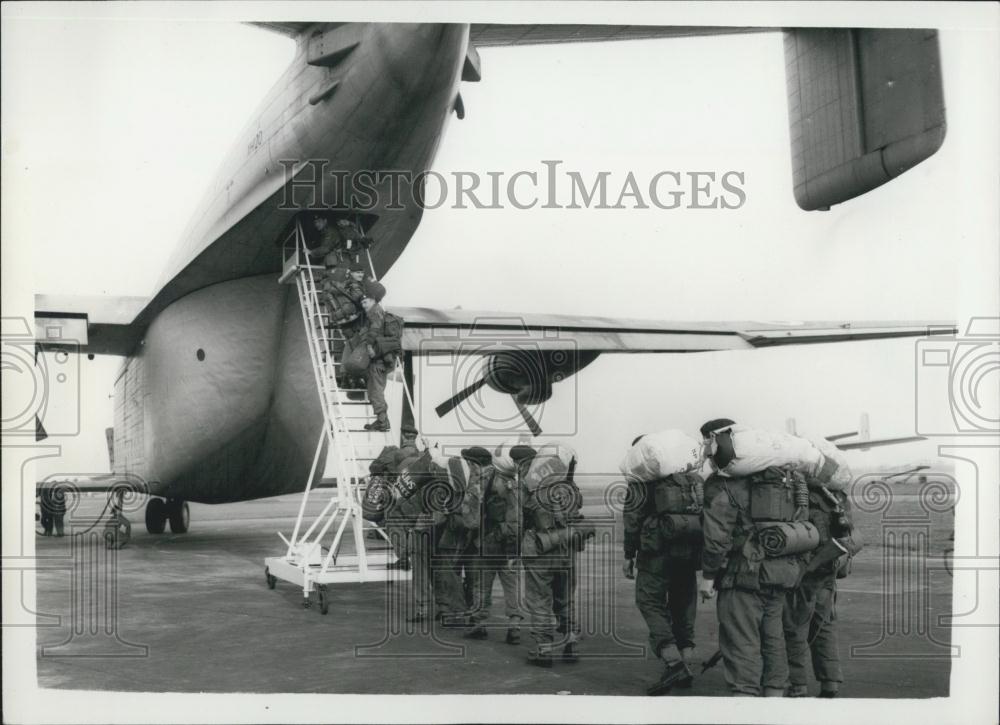 1958 Press Photo Parachute troops leave for Cyprus - Historic Images