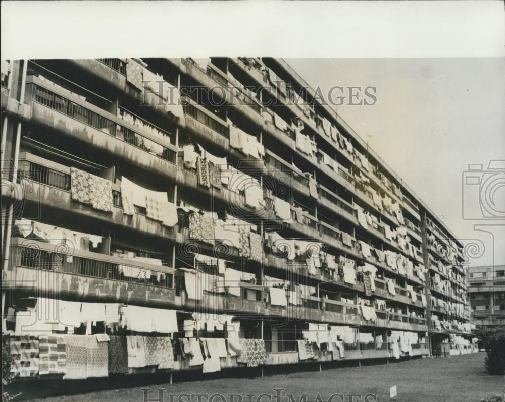 1970 Press Photo Bedding Draped Over Balconies For Drying Akabane District Tokyo - Historic Images