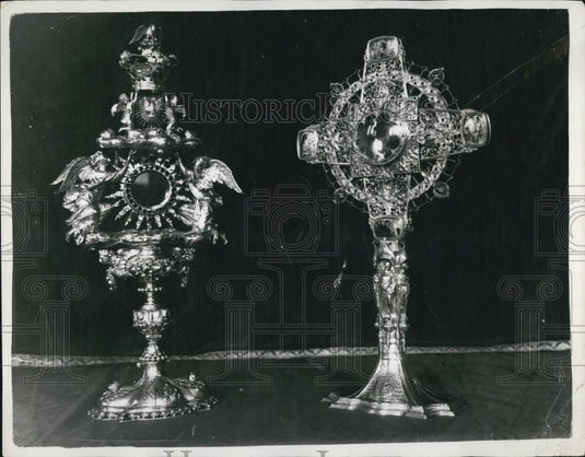 1953 Press Photo Two Jewelled Monstrances On Exhibition - Historic Images