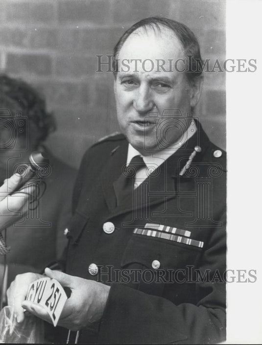 1974 Press Photo PETER MATTHEWS, holding the motor cycle plates - Historic Images