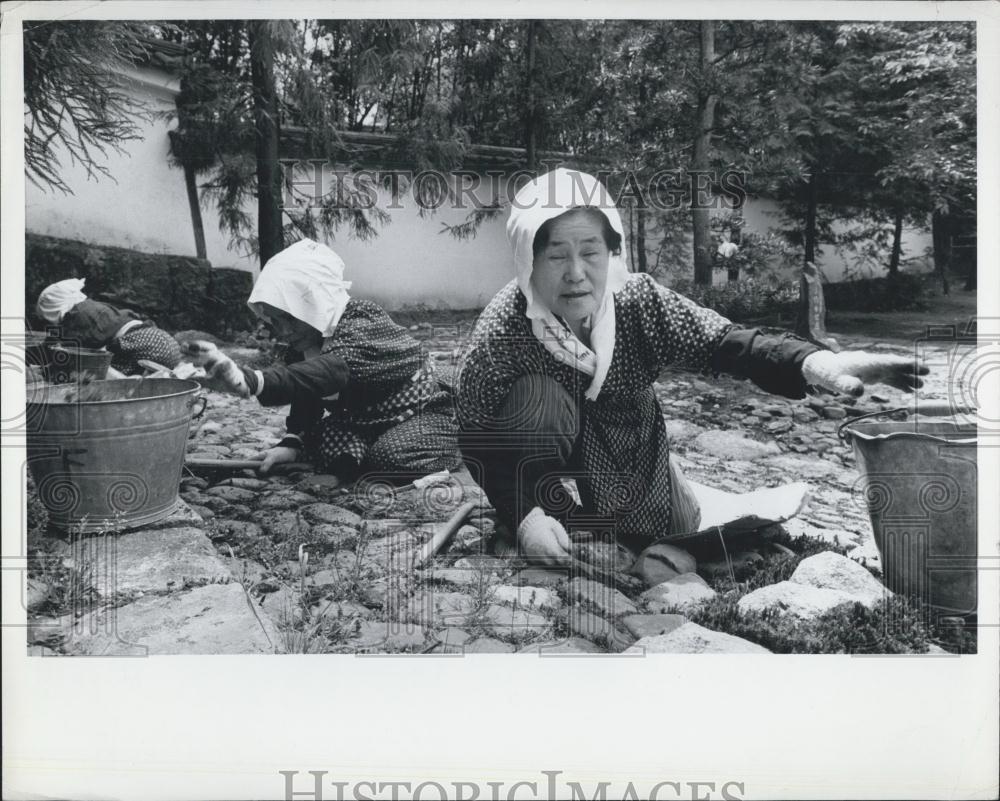 Press Photo Day workers at temple in Kyoto. - Historic Images