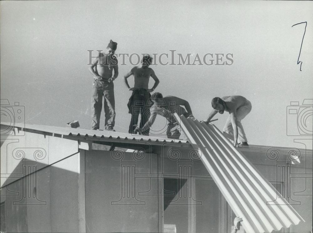 1975 Press Photo Swiss Aid Fixing Roofs In Turkey After Earthquake - Historic Images