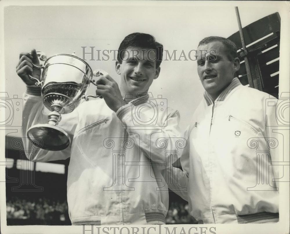 1956 Press Photo Ashley Cooper with the cup - and Neil Fraser at Wimbledon - Historic Images