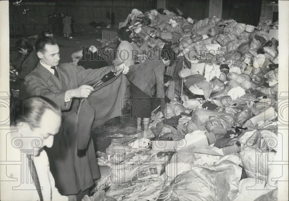 1959 Press Photo Aid To Victims Of Madagascar Tornado - Historic Images