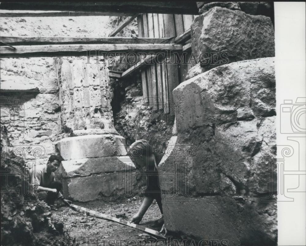 1965 Press Photo 1 Of Oldest Synagogue In Europe Unearthed In Hungary Budapest - Historic Images