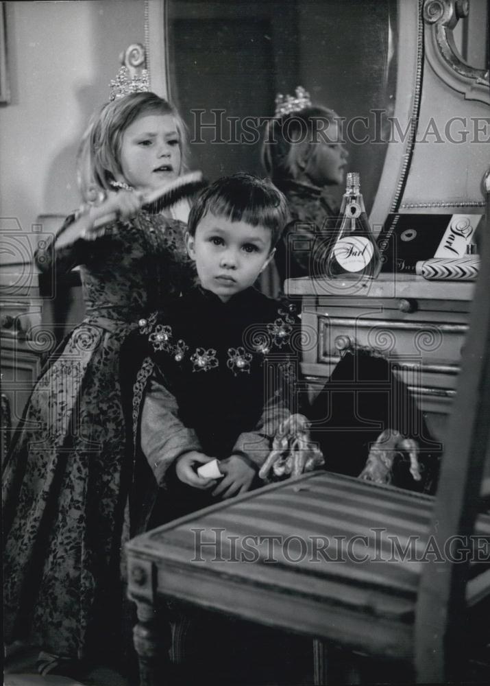 1960 Press Photo Little Girl As Princess Combs Peter Prince&#39;s Hair Carnival - Historic Images