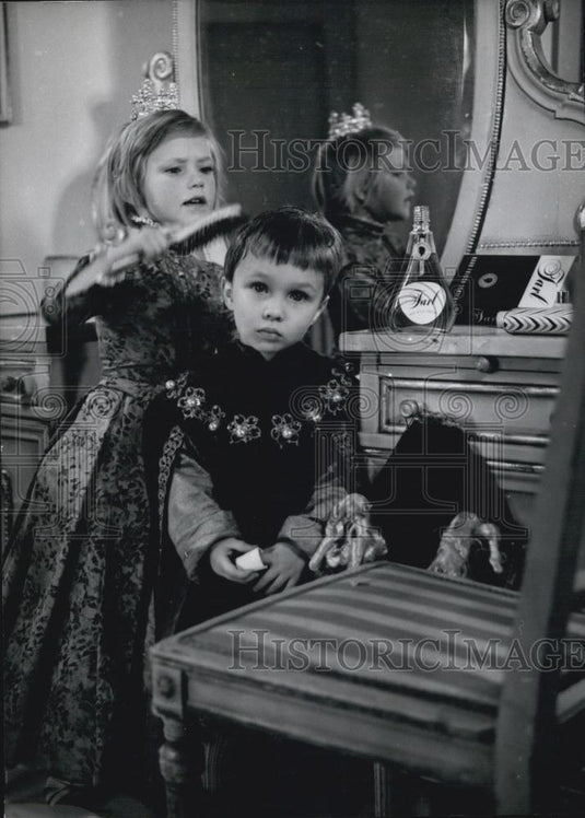 1960 Press Photo Little Girl As Princess Combs Peter Prince's Hair Carnival - Historic Images