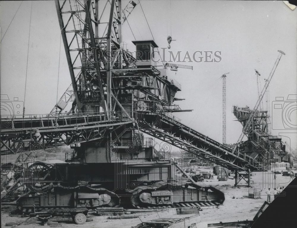 Press Photo First Four Bucket Wheel Excavator Lignite Surface Mine Romania - Historic Images