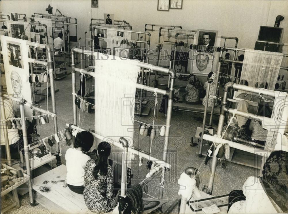 1971 Press Photo Iranian Artisans at Work on Making Tapestries - Historic Images