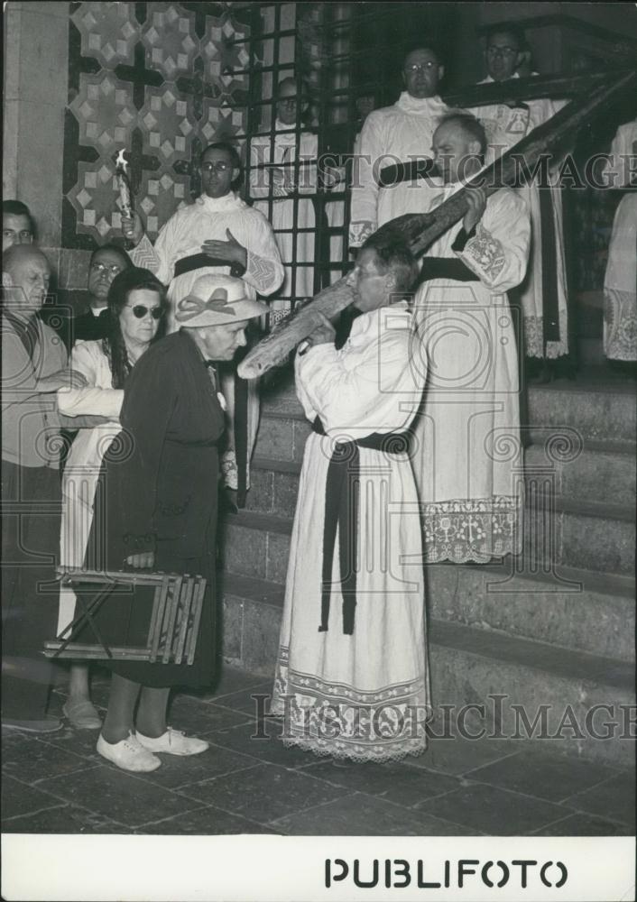 1952 Press Photo International Pilgrimage Pax Christi Pilgrims Kissing Cross - Historic Images