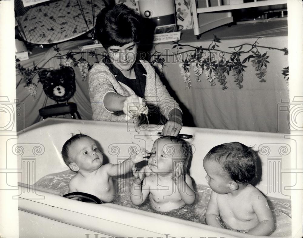 1986 Press Photo Three Young Ladies&#39; Take a Bath in the River room of the Savoy - Historic Images