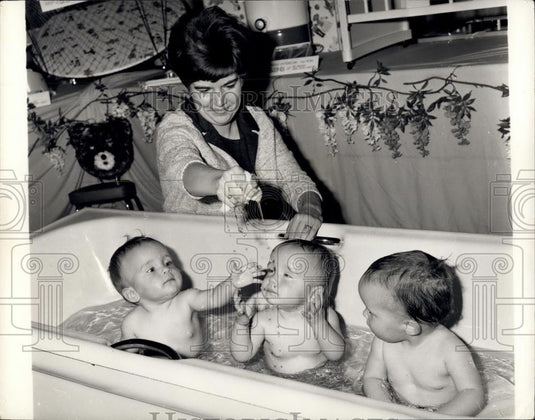1986 Press Photo Three Young Ladies' Take a Bath in the River room of the Savoy - Historic Images