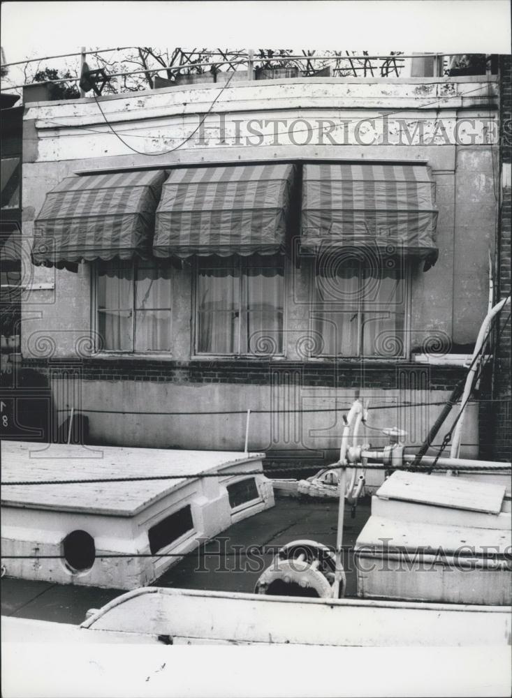 Press Photo Arriving at the clubs private quay on the Thames. - Historic Images