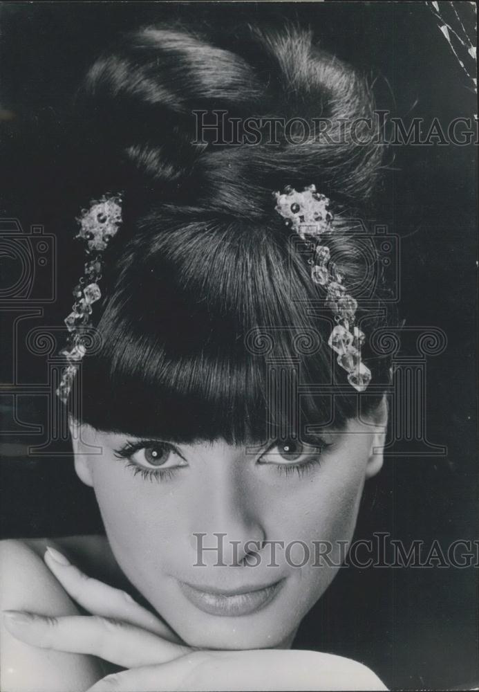 Press Photo Hairdressing, by Antoine Salvador For New Years Eve - Historic Images