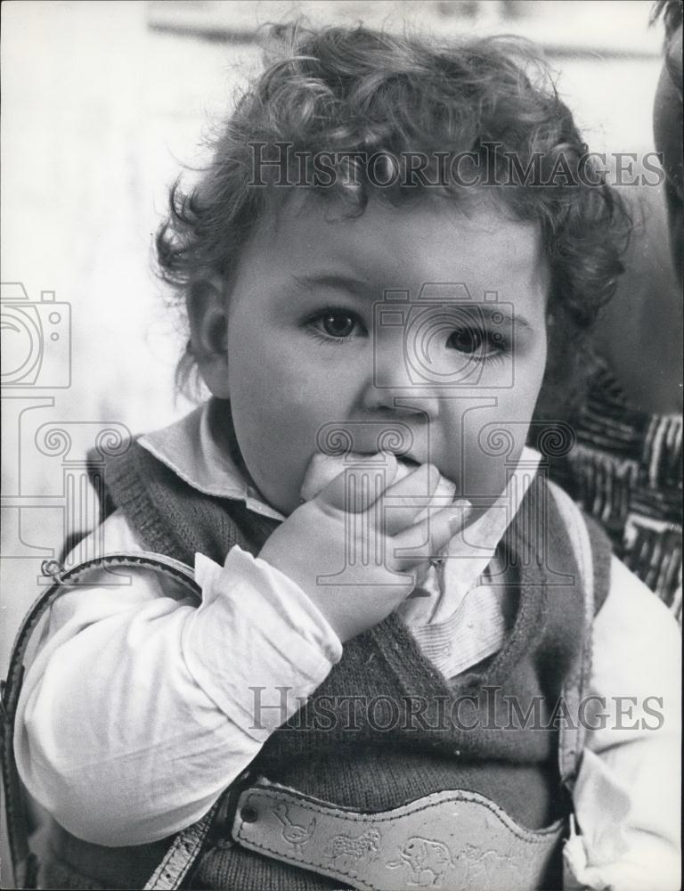 Press Photo Child Eating Apple - Historic Images