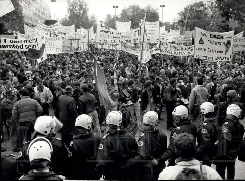 1990 Press Photo Formers Demonstration In Geneva - Historic Images