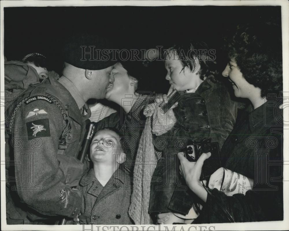 1956 Press Photo Parachute units leave Portsmouth for the Mediterranean farewell - Historic Images