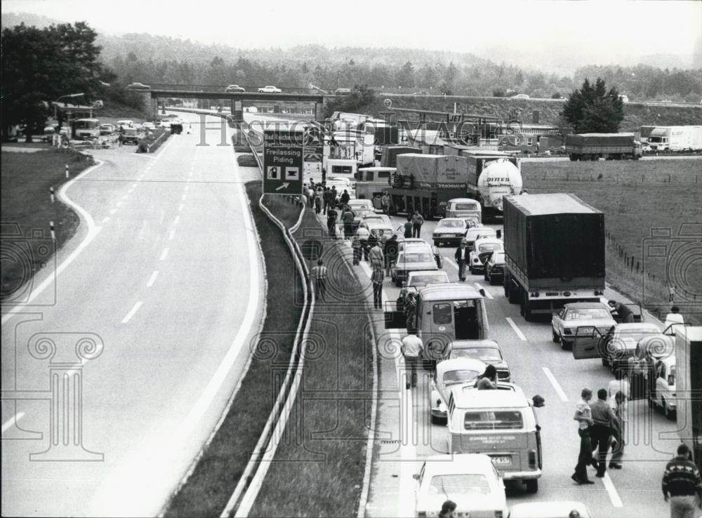 Press Photo Lorry Blockade On Munich Salzburg Motorway - Historic Images