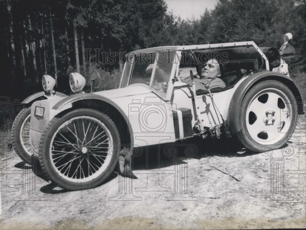 1952 Press Photo Nikolams Radlein and his auto - Historic Images