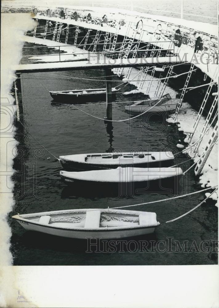 1973 Press Photo Snow Covered Boats At Pier In Lindau/Lake Bodensee - Historic Images