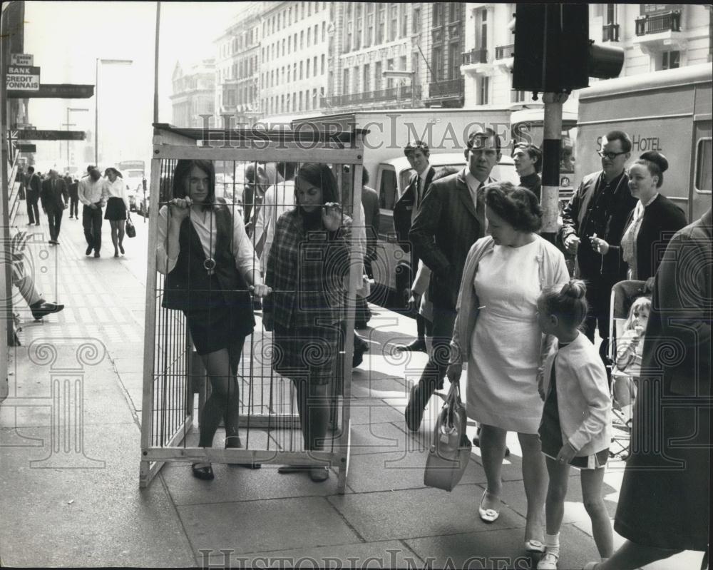 1970 Press Photo In A Cage For A Cause - Historic Images