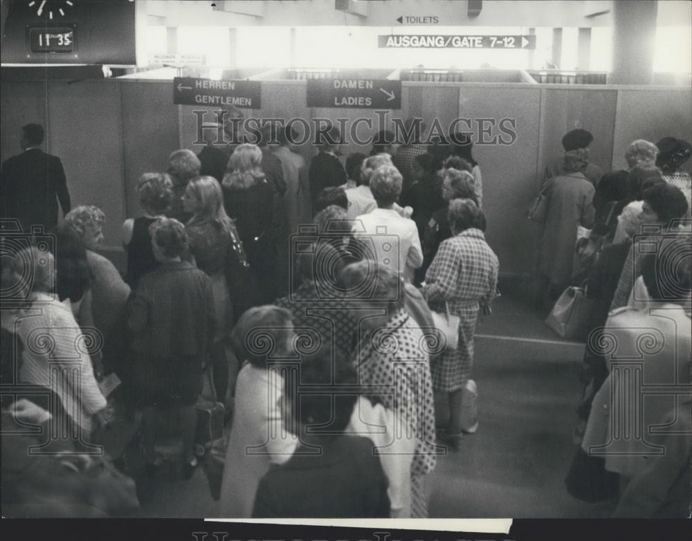 1970 Press Photo Passengers Wait Before The Cabins To Pass Swiss-Air Security - Historic Images